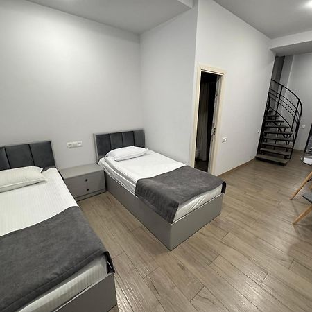 Lux Plaza Hotel P'arak'ar Екстериор снимка