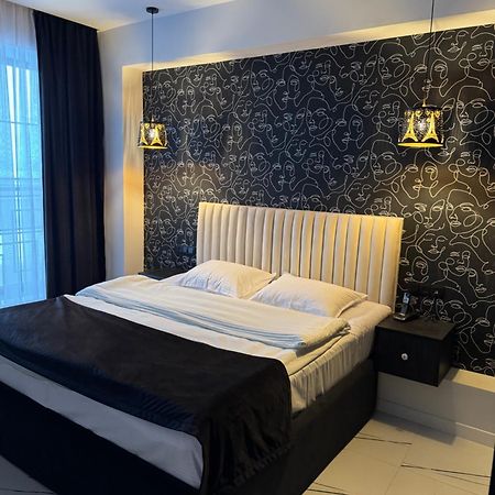 Lux Plaza Hotel P'arak'ar Екстериор снимка