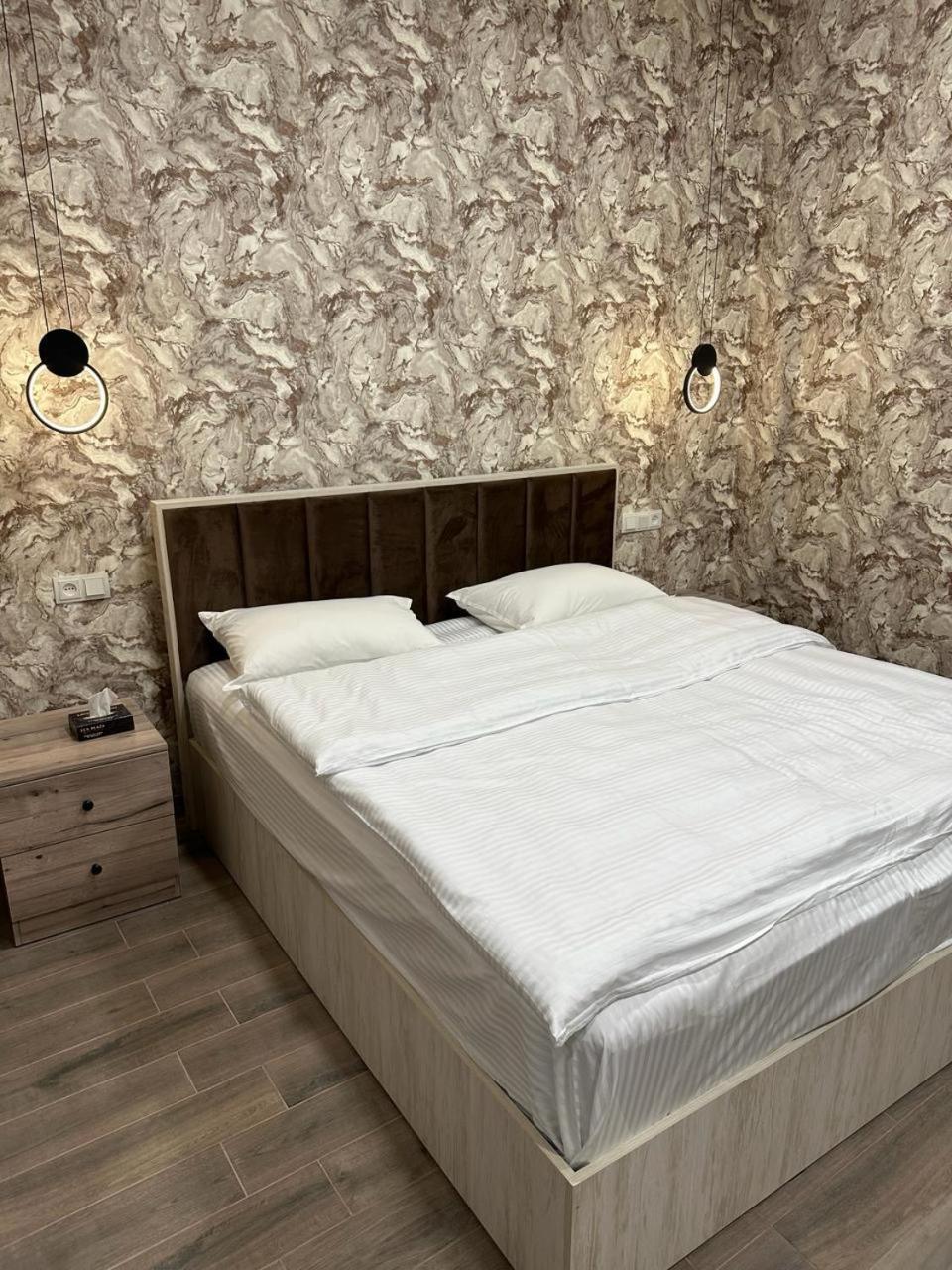 Lux Plaza Hotel P'arak'ar Екстериор снимка