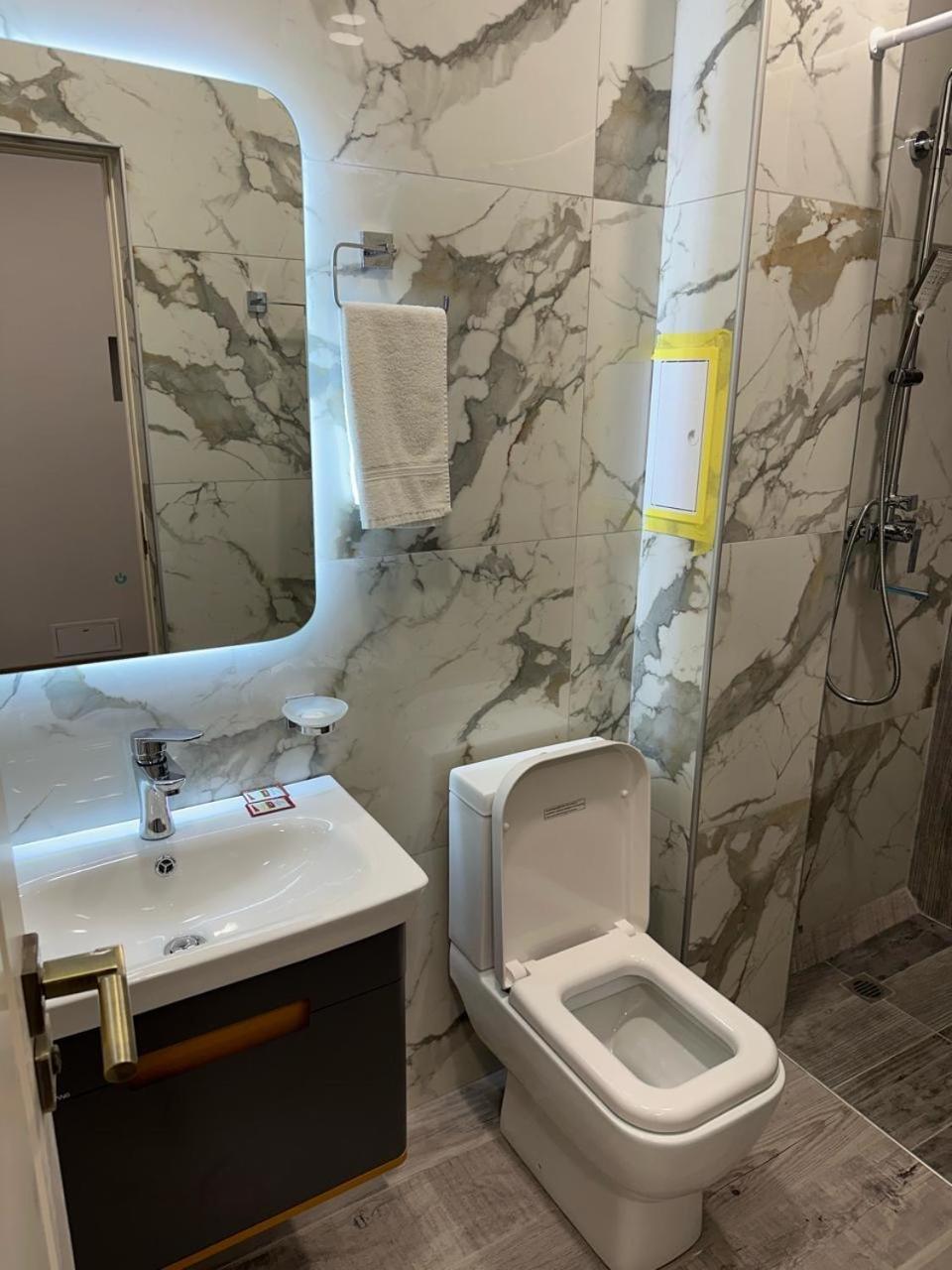 Lux Plaza Hotel P'arak'ar Екстериор снимка