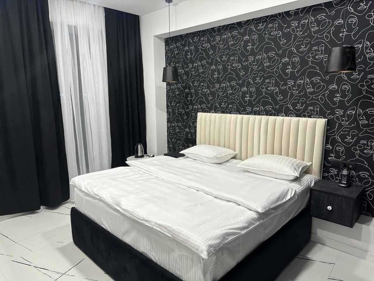 Lux Plaza Hotel P'arak'ar Екстериор снимка