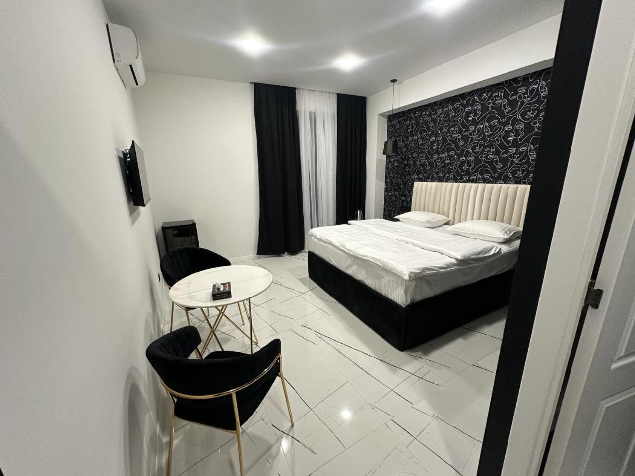 Lux Plaza Hotel P'arak'ar Екстериор снимка