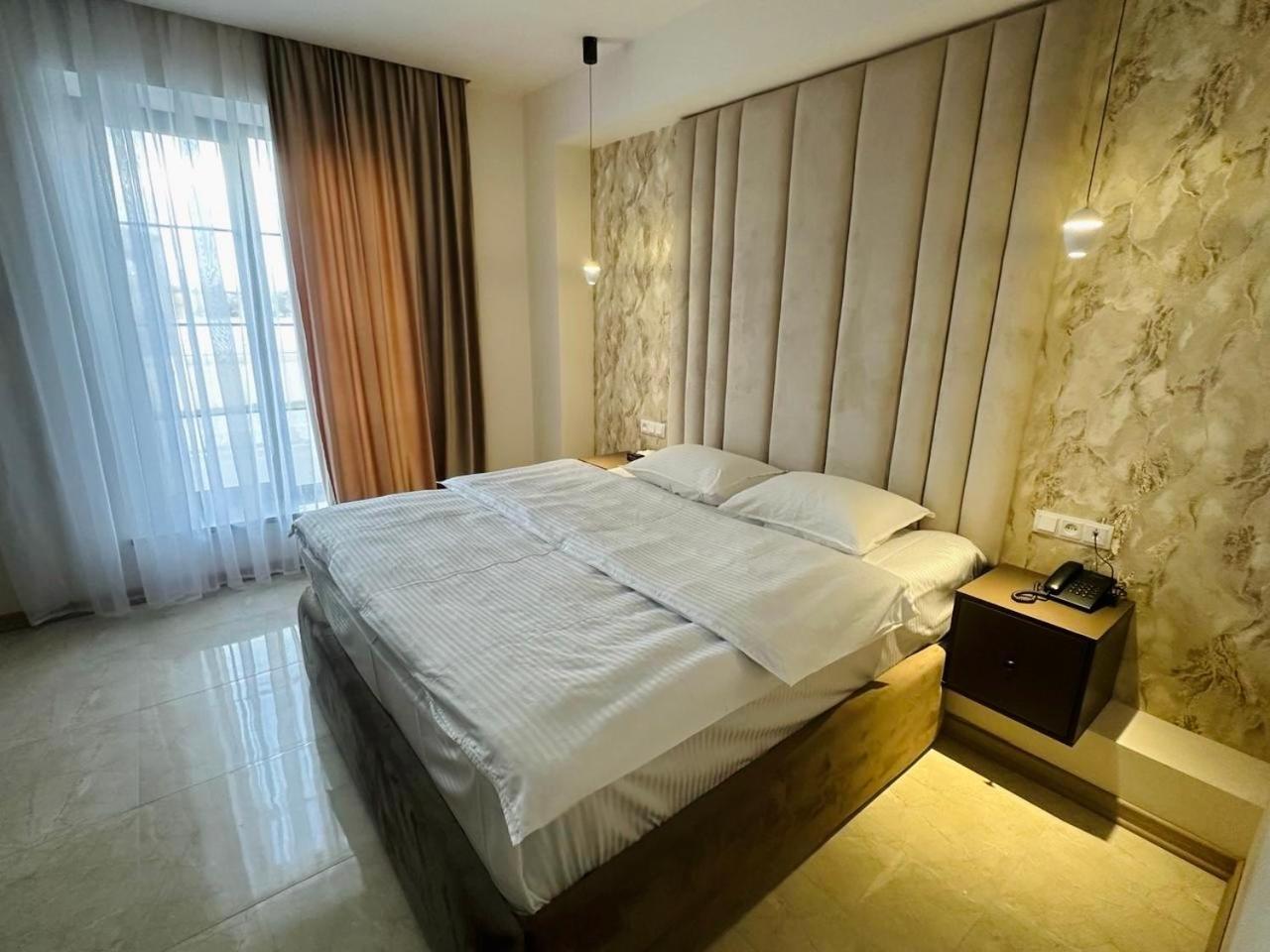Lux Plaza Hotel P'arak'ar Екстериор снимка