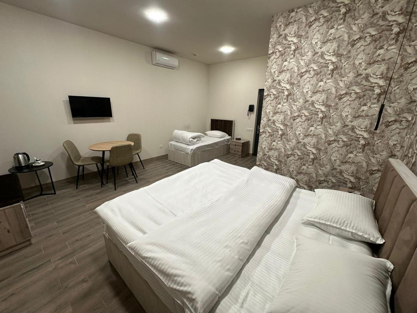 Lux Plaza Hotel P'arak'ar Екстериор снимка