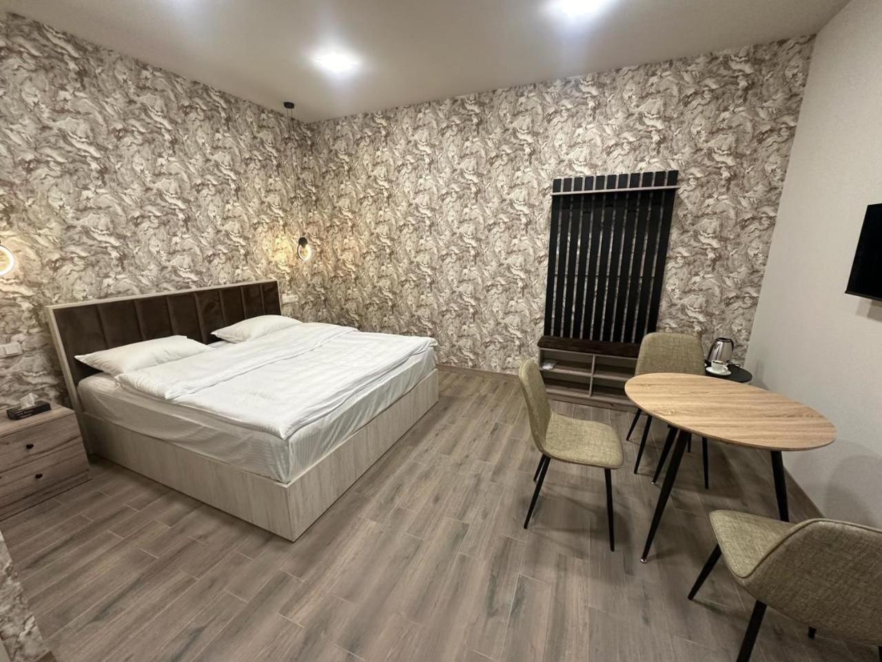 Lux Plaza Hotel P'arak'ar Екстериор снимка