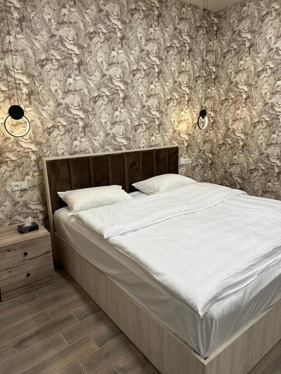Lux Plaza Hotel P'arak'ar Екстериор снимка