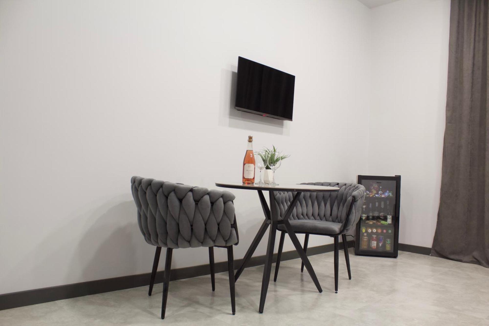 Lux Plaza Hotel P'arak'ar Екстериор снимка