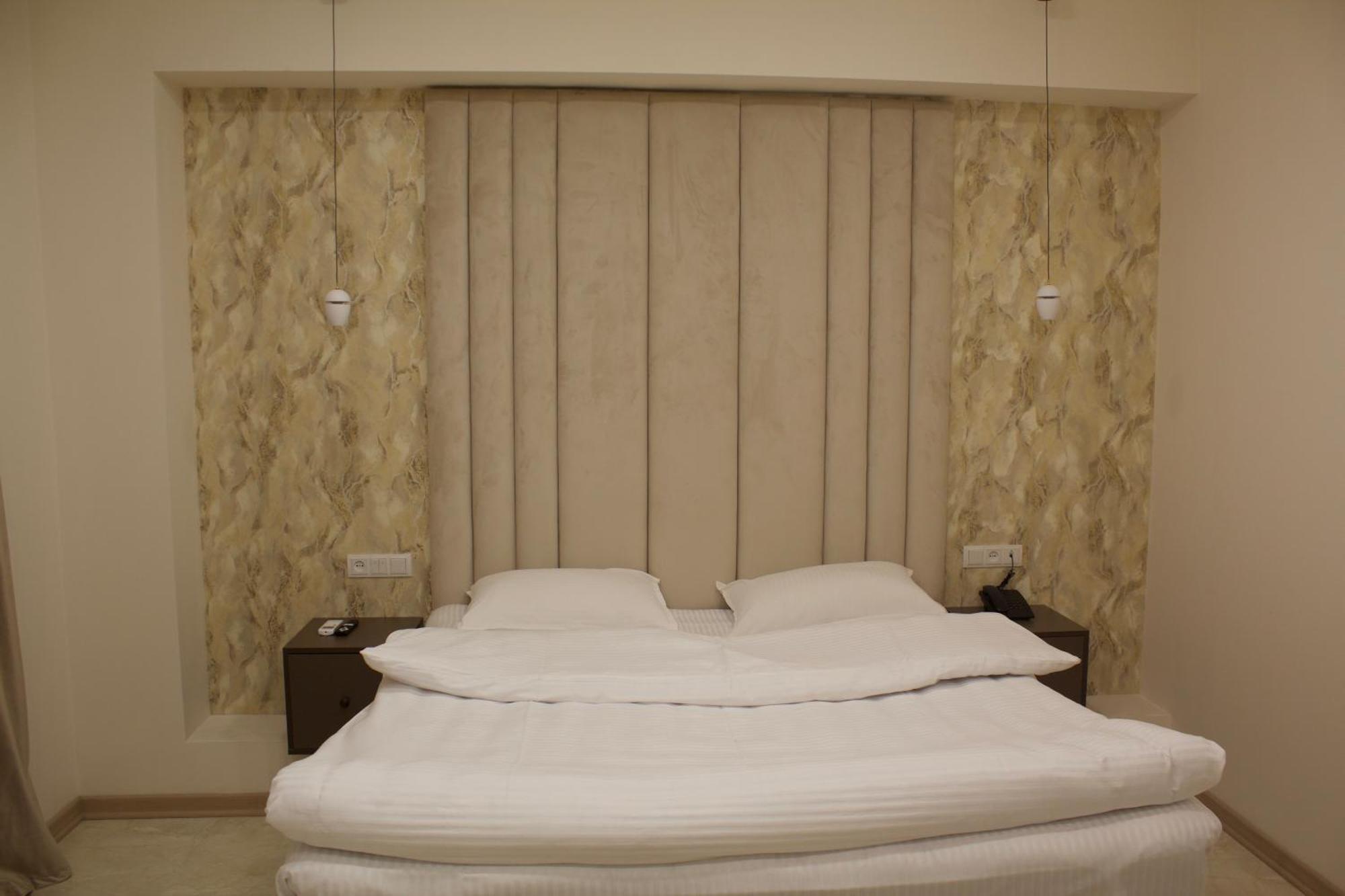 Lux Plaza Hotel P'arak'ar Екстериор снимка