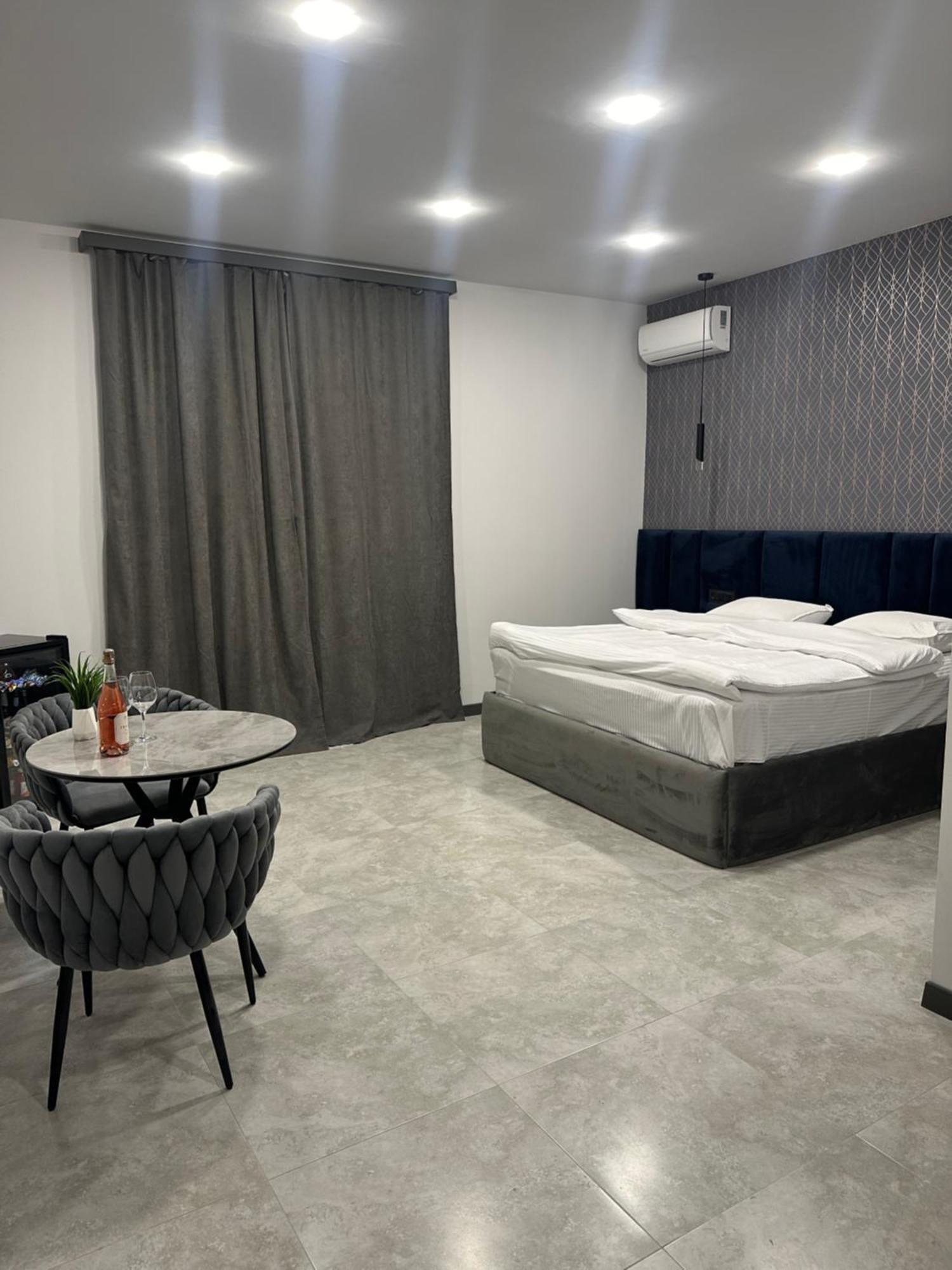 Lux Plaza Hotel P'arak'ar Екстериор снимка