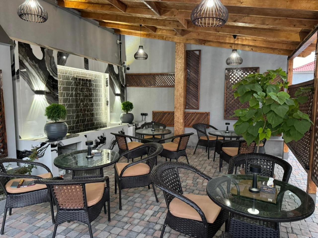 Lux Plaza Hotel P'arak'ar Екстериор снимка