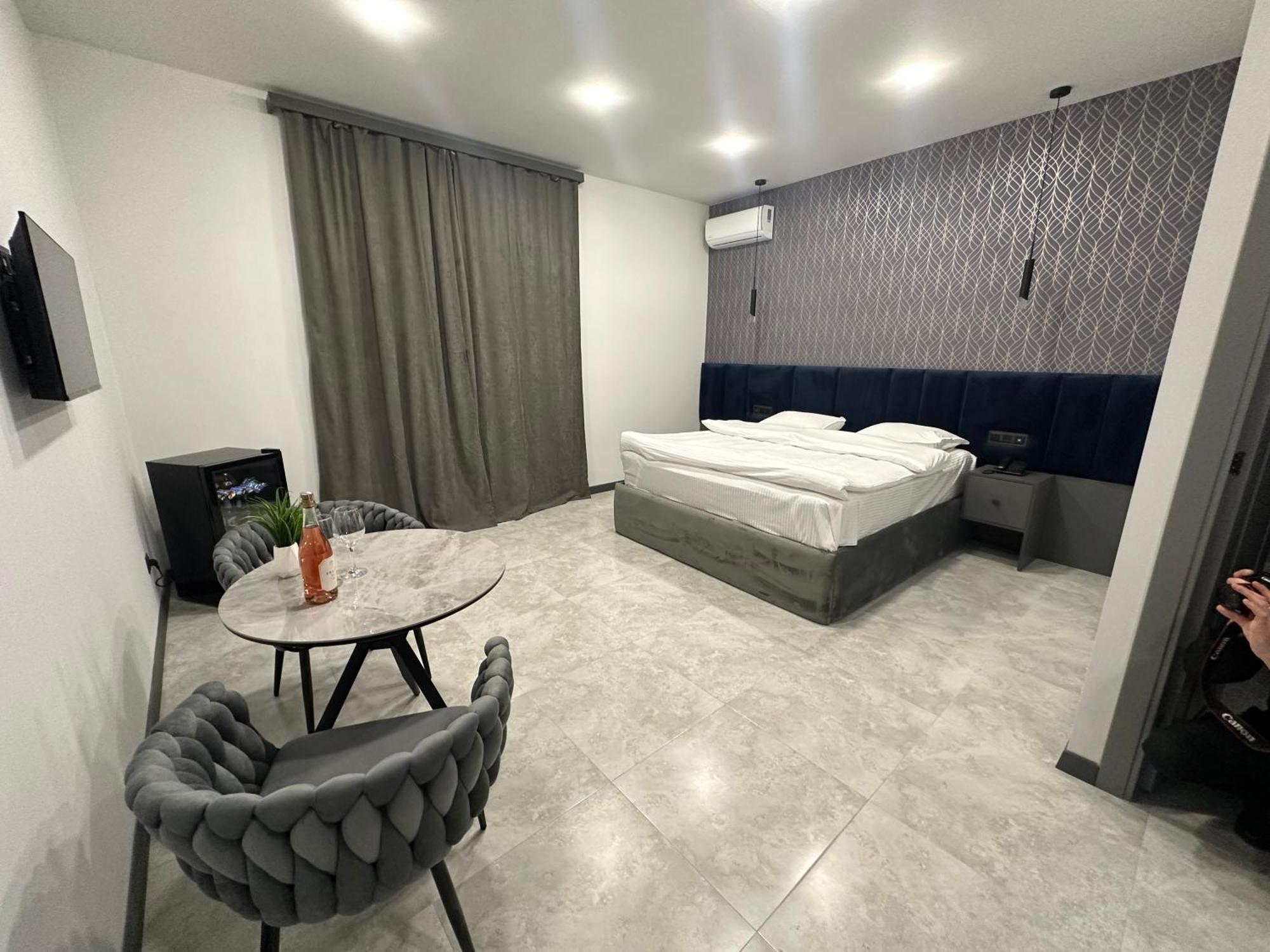 Lux Plaza Hotel P'arak'ar Екстериор снимка