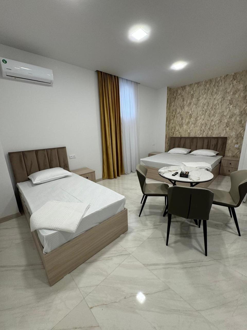 Lux Plaza Hotel P'arak'ar Екстериор снимка