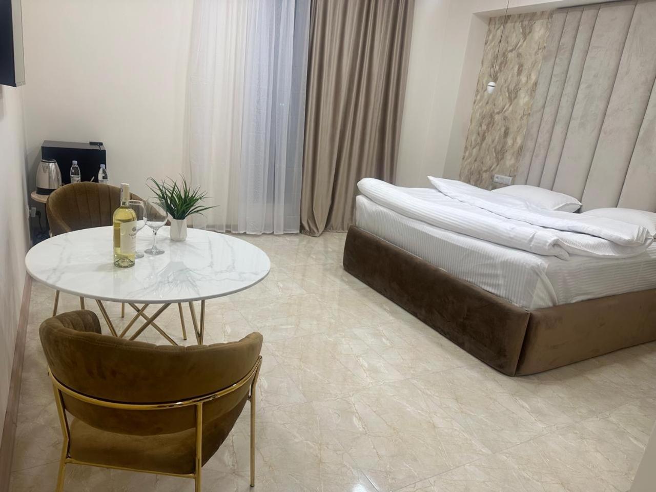 Lux Plaza Hotel P'arak'ar Екстериор снимка