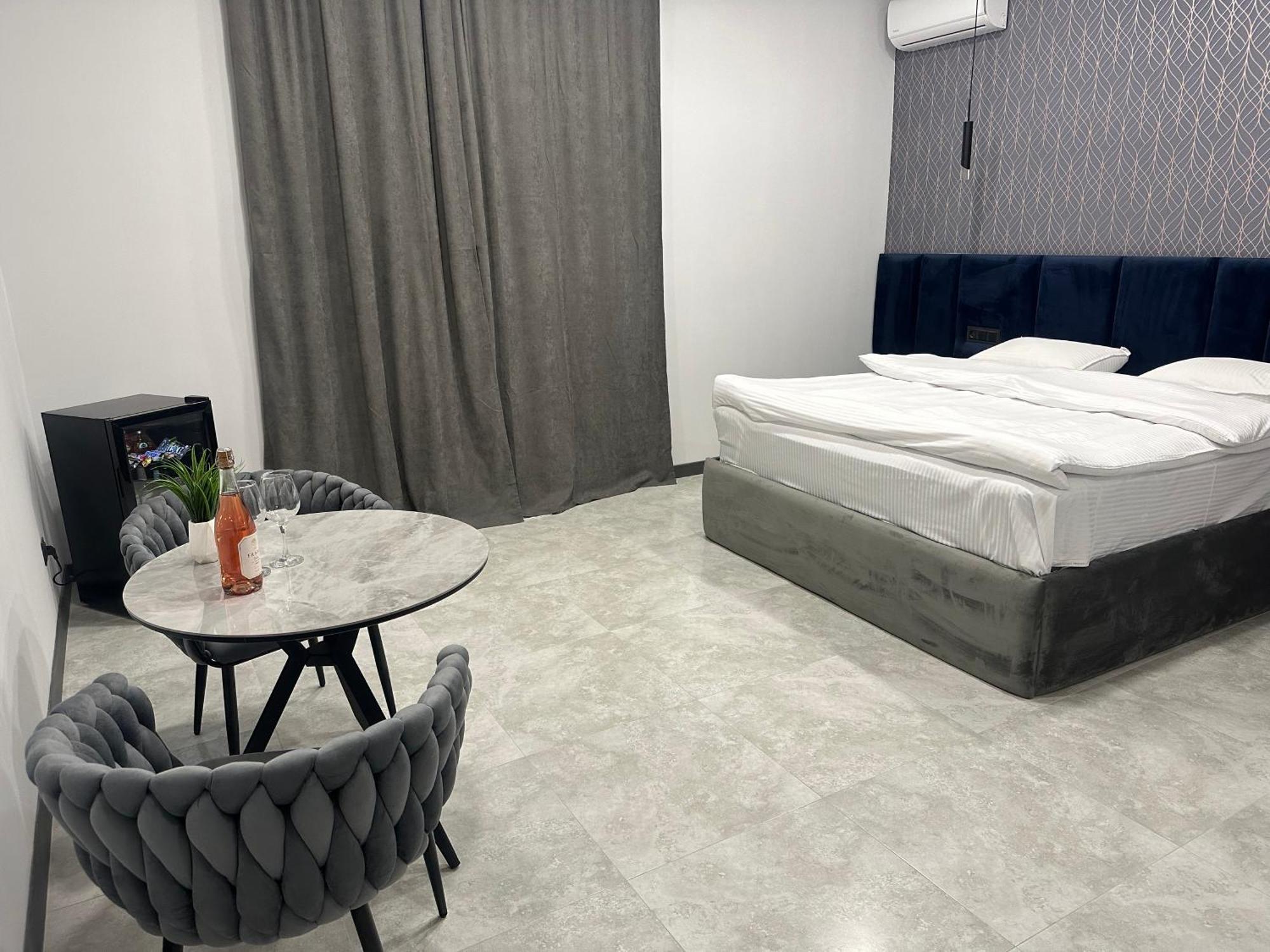 Lux Plaza Hotel P'arak'ar Екстериор снимка