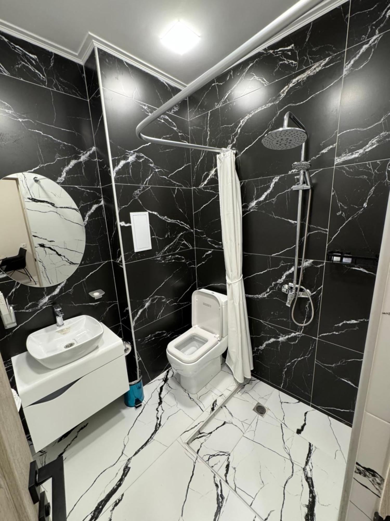 Lux Plaza Hotel P'arak'ar Екстериор снимка