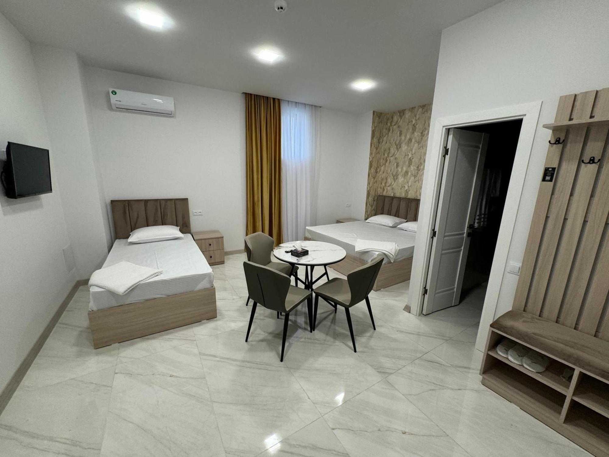 Lux Plaza Hotel P'arak'ar Екстериор снимка