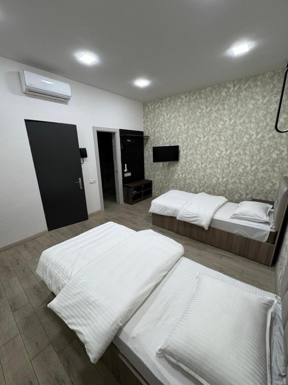 Lux Plaza Hotel P'arak'ar Екстериор снимка