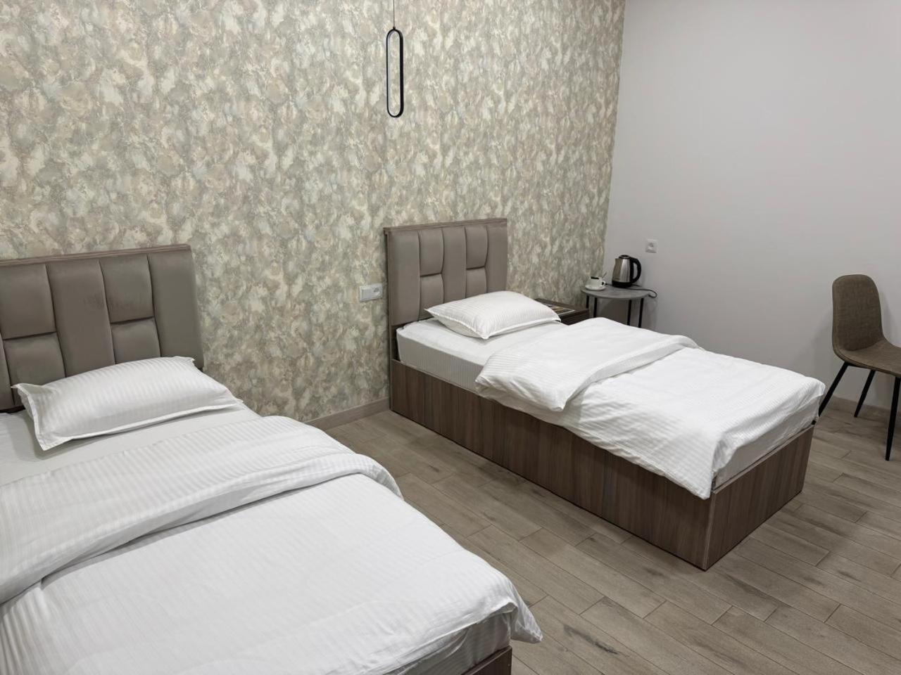 Lux Plaza Hotel P'arak'ar Екстериор снимка
