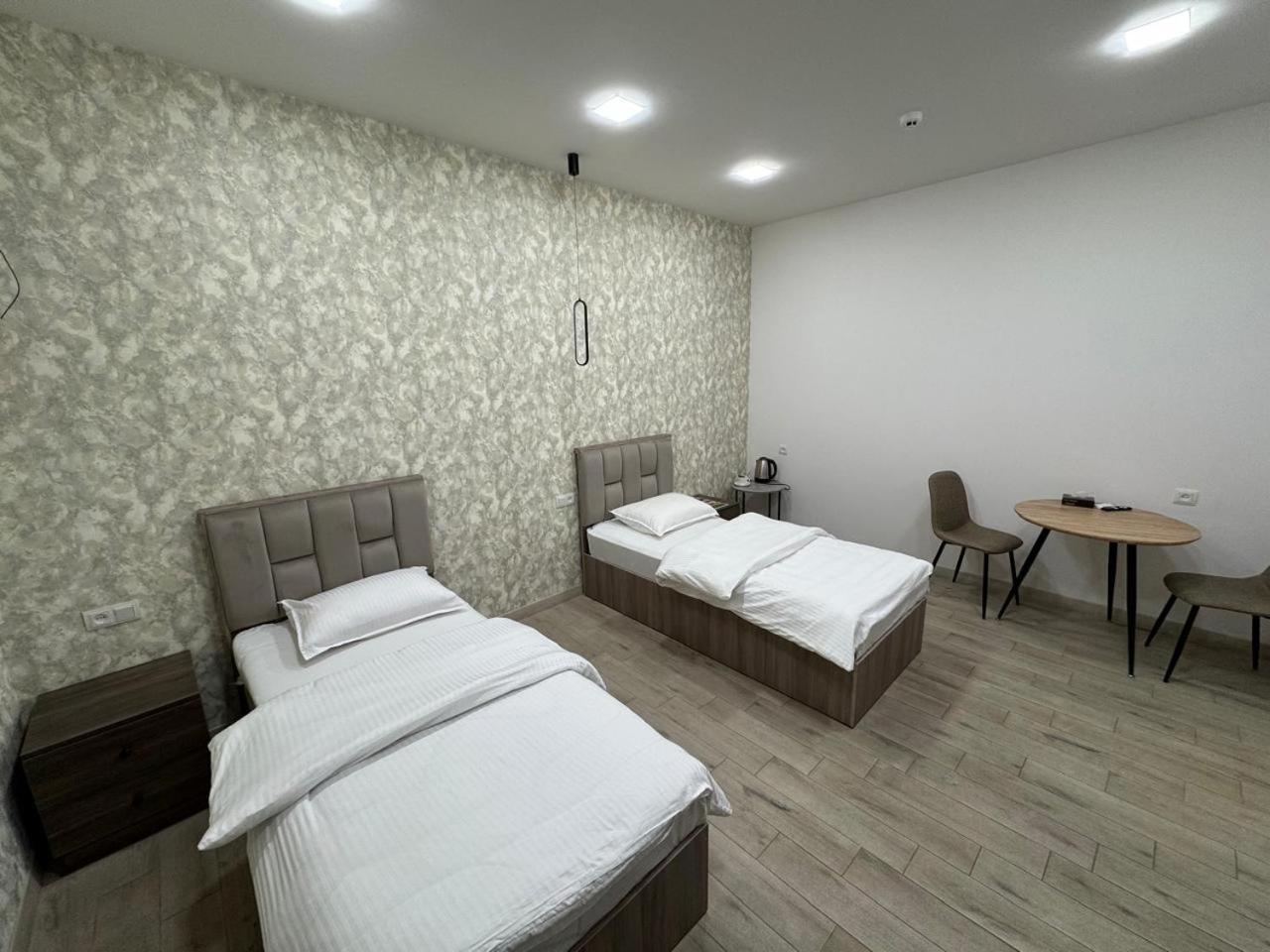 Lux Plaza Hotel P'arak'ar Екстериор снимка