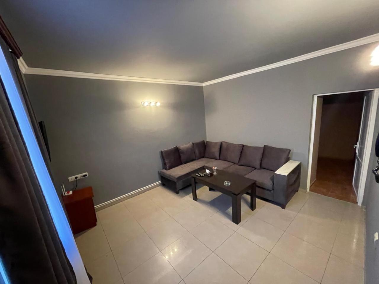 Lux Plaza Hotel P'arak'ar Екстериор снимка