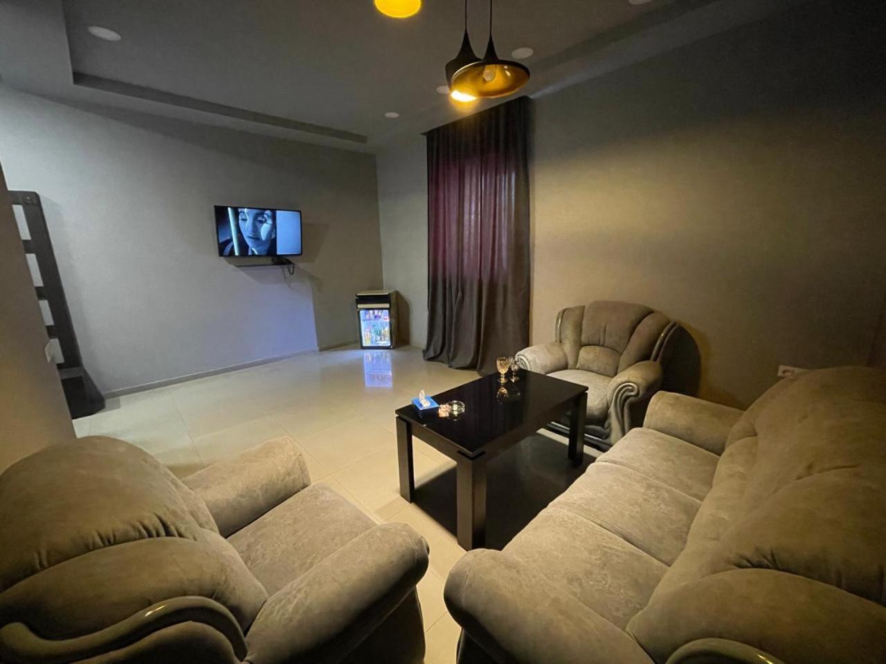 Lux Plaza Hotel P'arak'ar Екстериор снимка