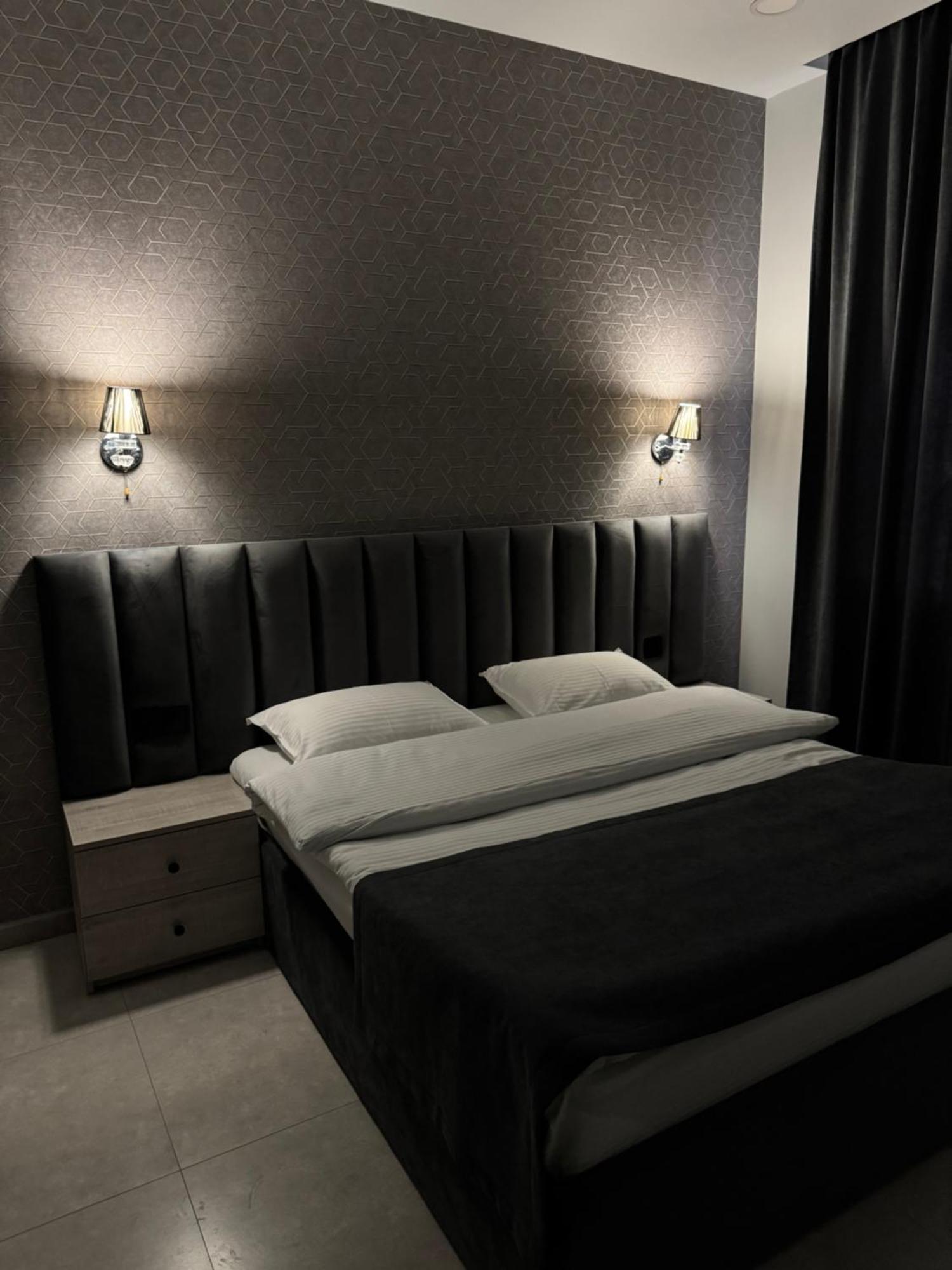 Lux Plaza Hotel P'arak'ar Екстериор снимка
