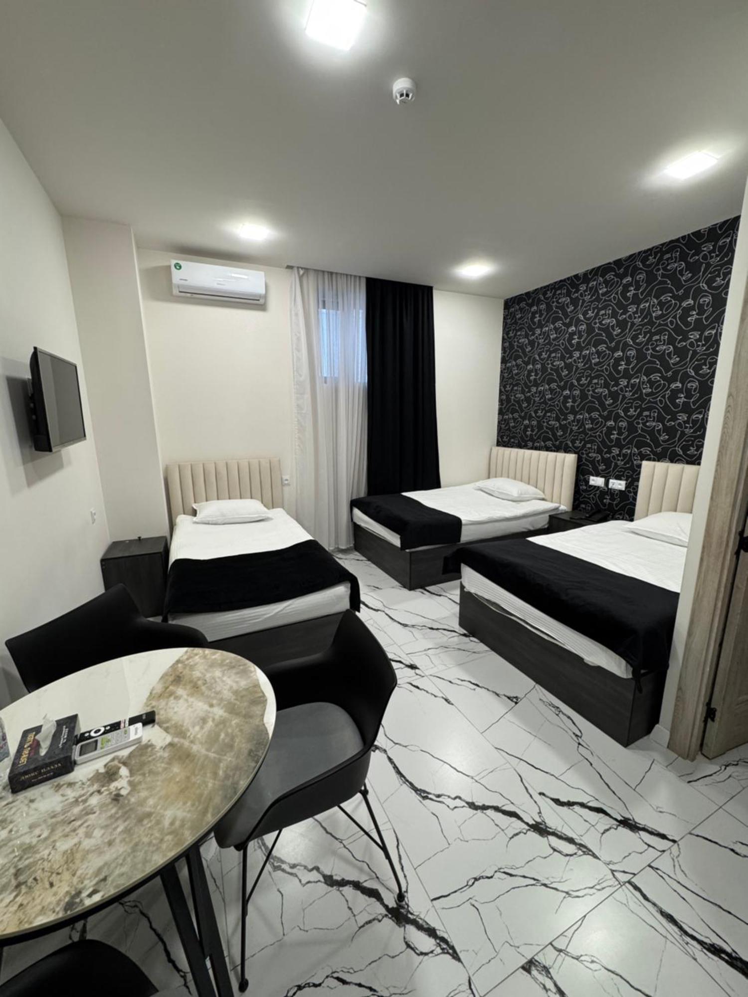 Lux Plaza Hotel P'arak'ar Екстериор снимка