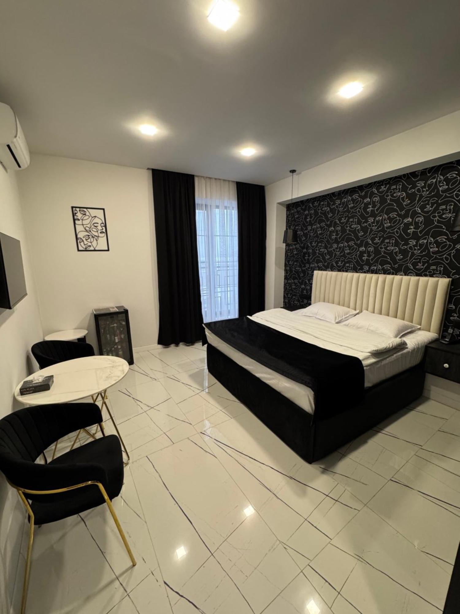 Lux Plaza Hotel P'arak'ar Екстериор снимка