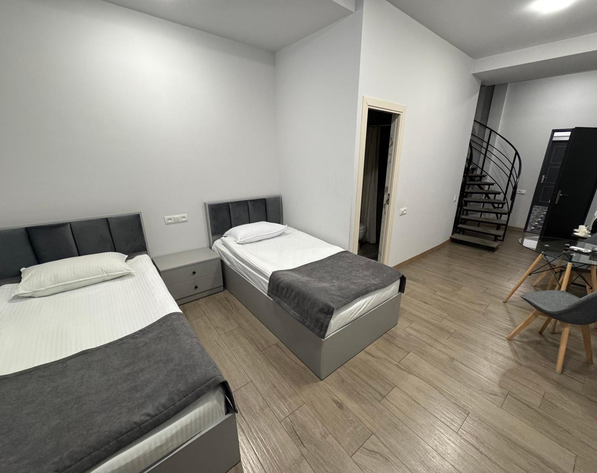 Lux Plaza Hotel P'arak'ar Екстериор снимка