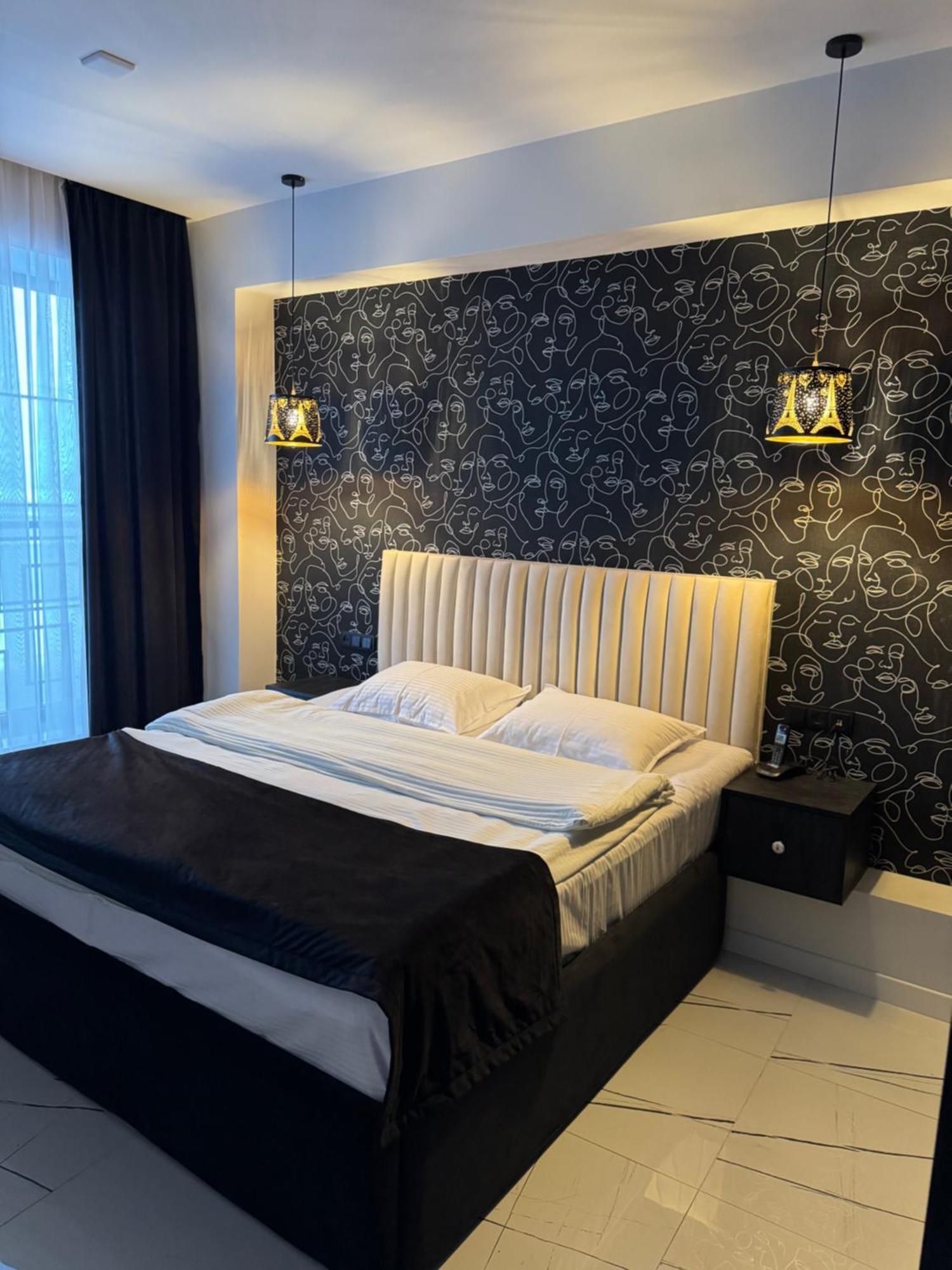 Lux Plaza Hotel P'arak'ar Екстериор снимка