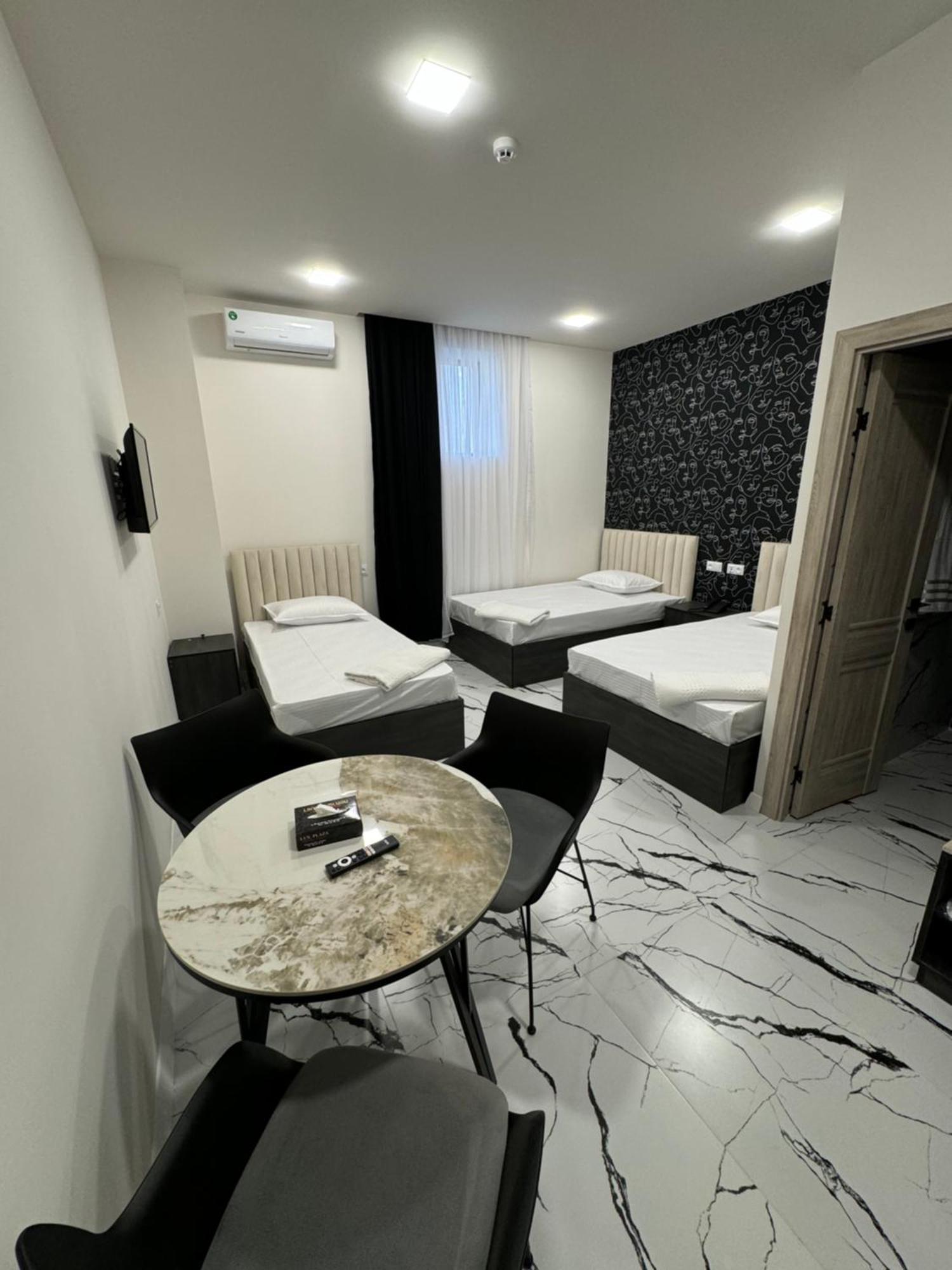Lux Plaza Hotel P'arak'ar Екстериор снимка