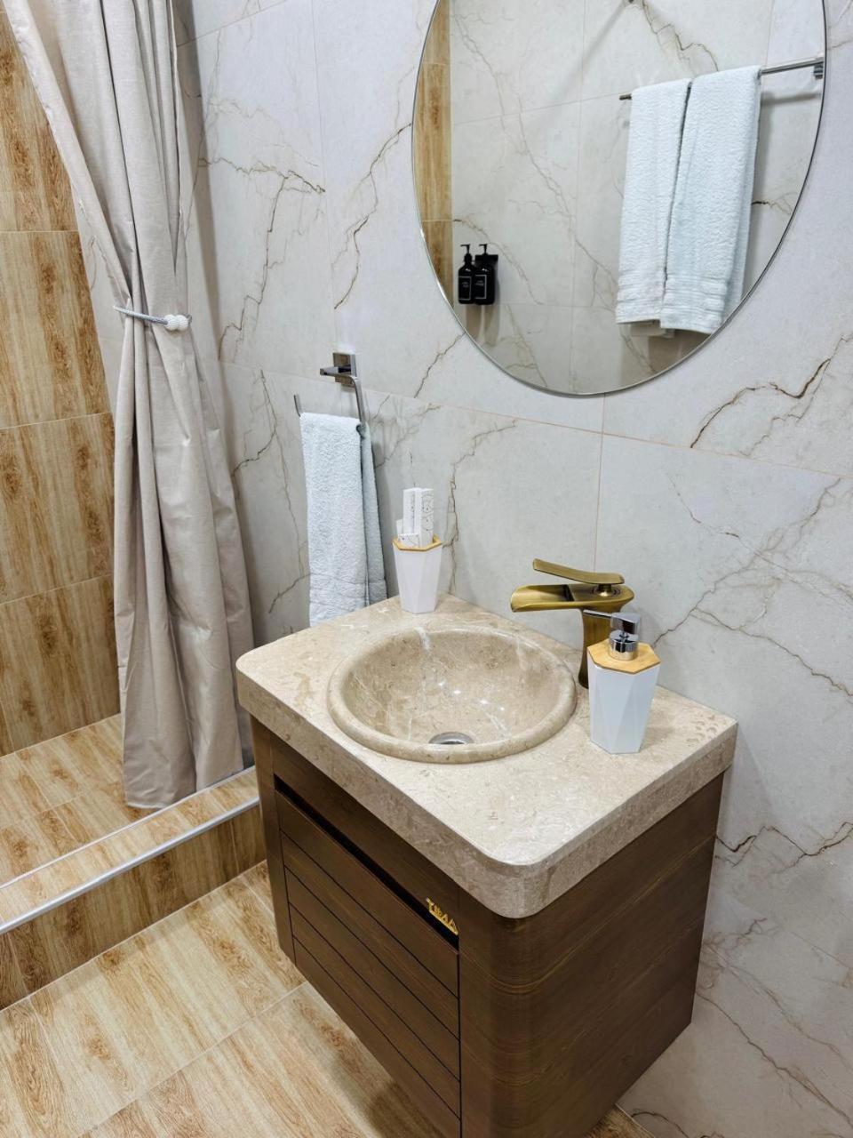 Lux Plaza Hotel P'arak'ar Екстериор снимка