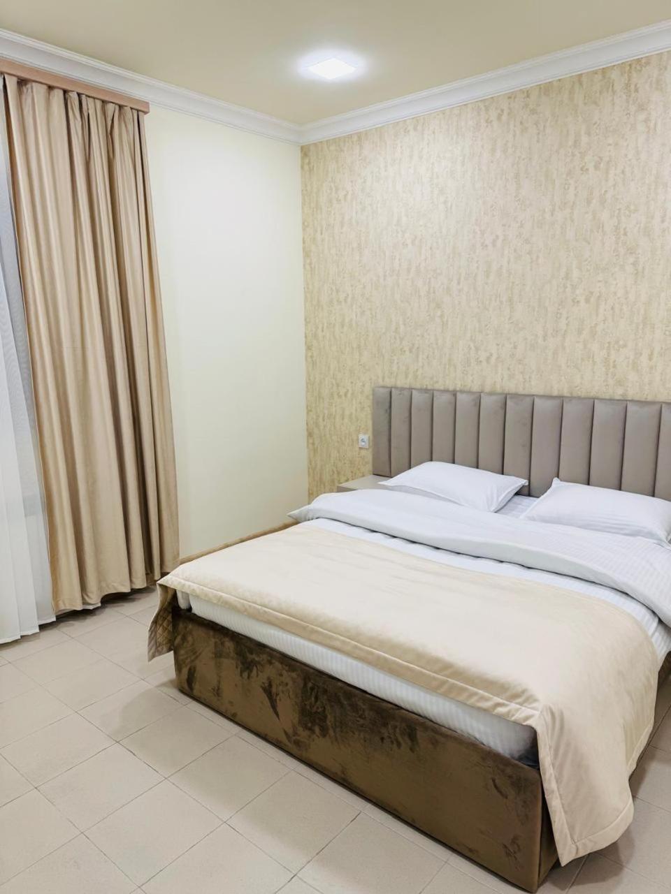 Lux Plaza Hotel P'arak'ar Екстериор снимка