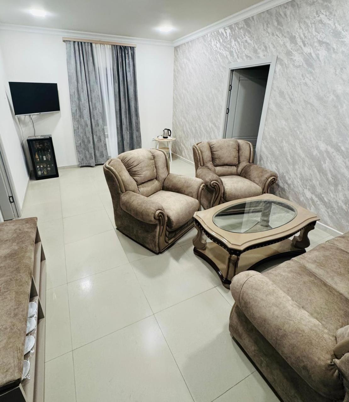 Lux Plaza Hotel P'arak'ar Екстериор снимка