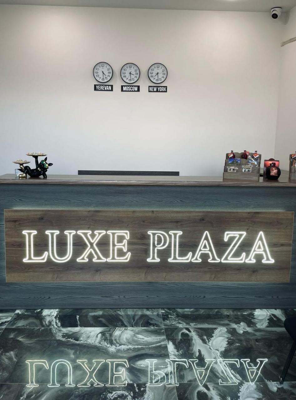 Lux Plaza Hotel P'arak'ar Екстериор снимка