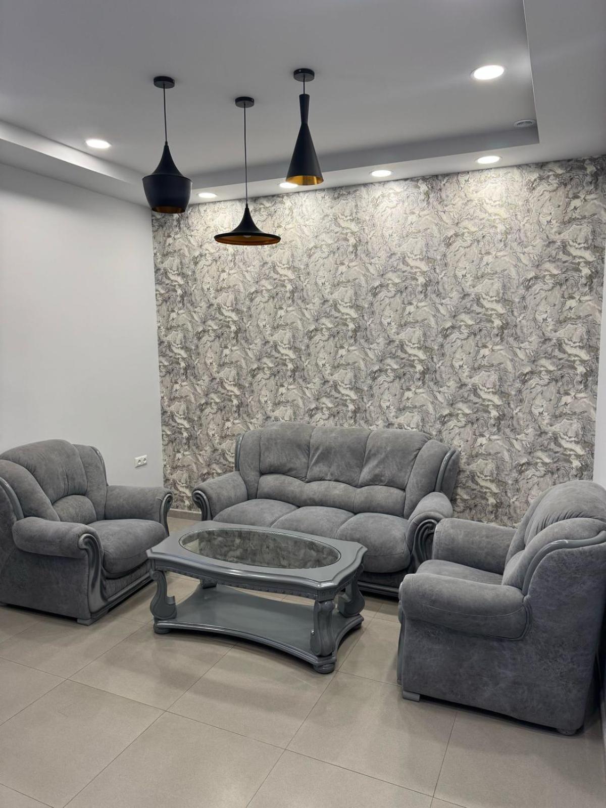 Lux Plaza Hotel P'arak'ar Екстериор снимка