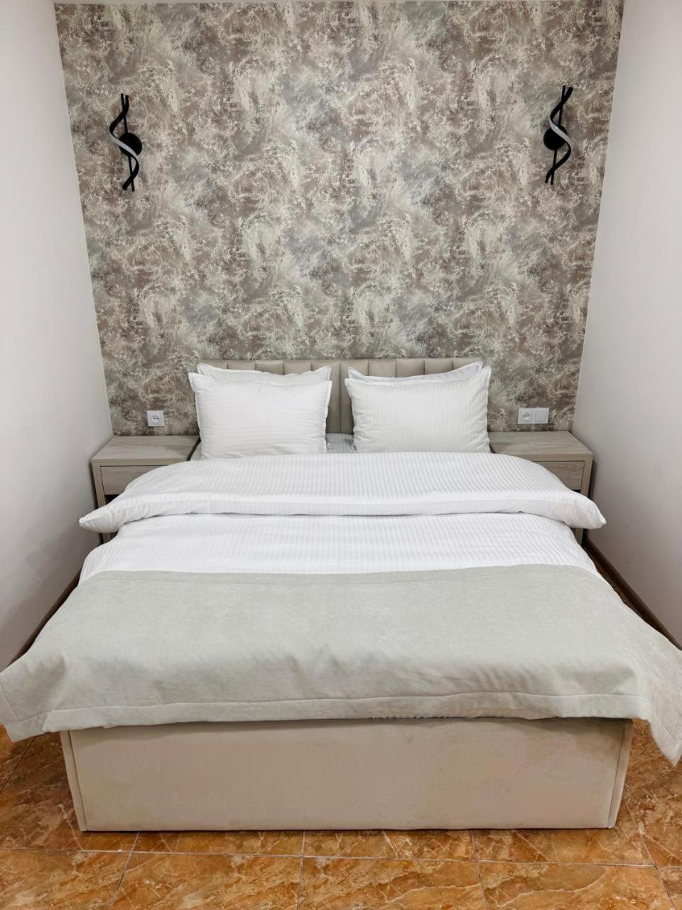 Lux Plaza Hotel P'arak'ar Екстериор снимка