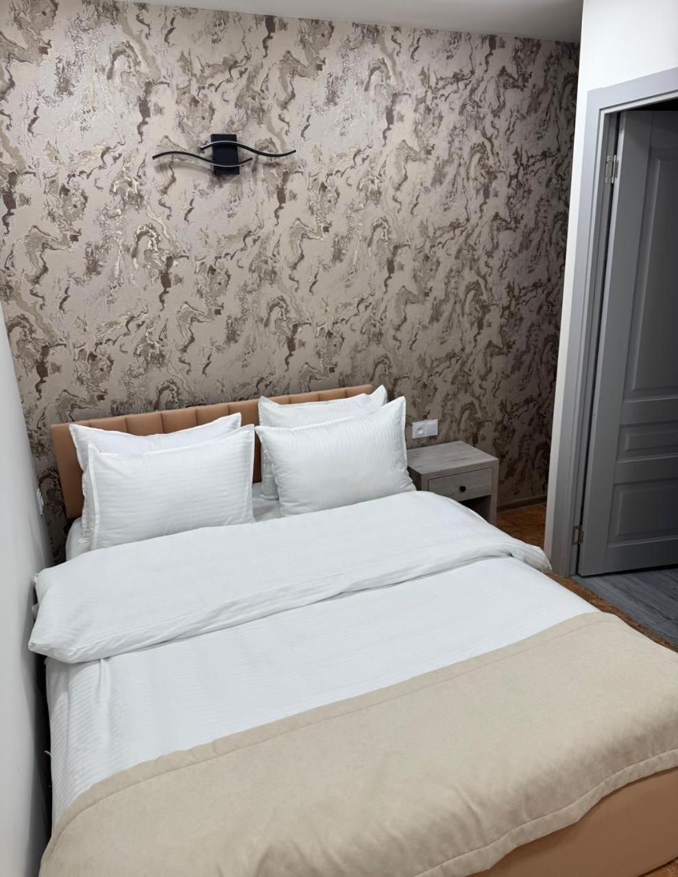 Lux Plaza Hotel P'arak'ar Екстериор снимка