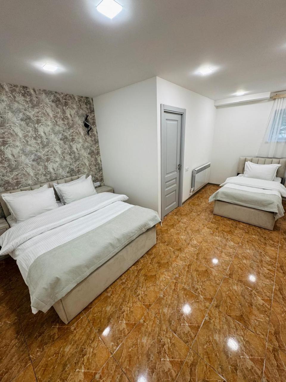 Lux Plaza Hotel P'arak'ar Екстериор снимка